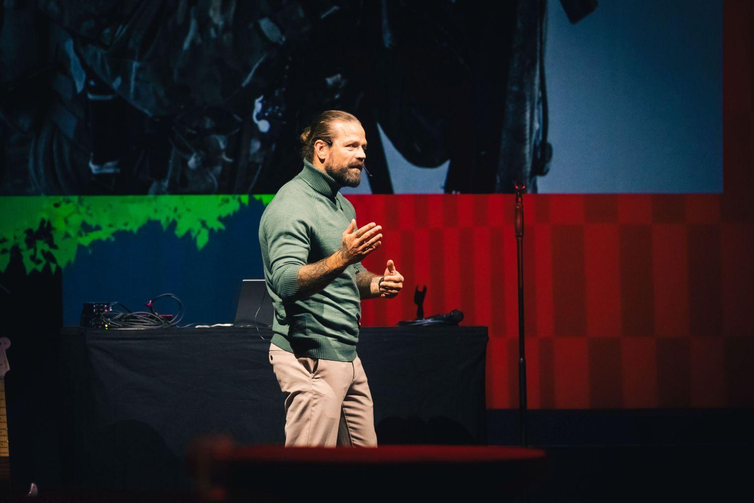 Janne Lehtonen puhumassa REBL360-tapahtumassa