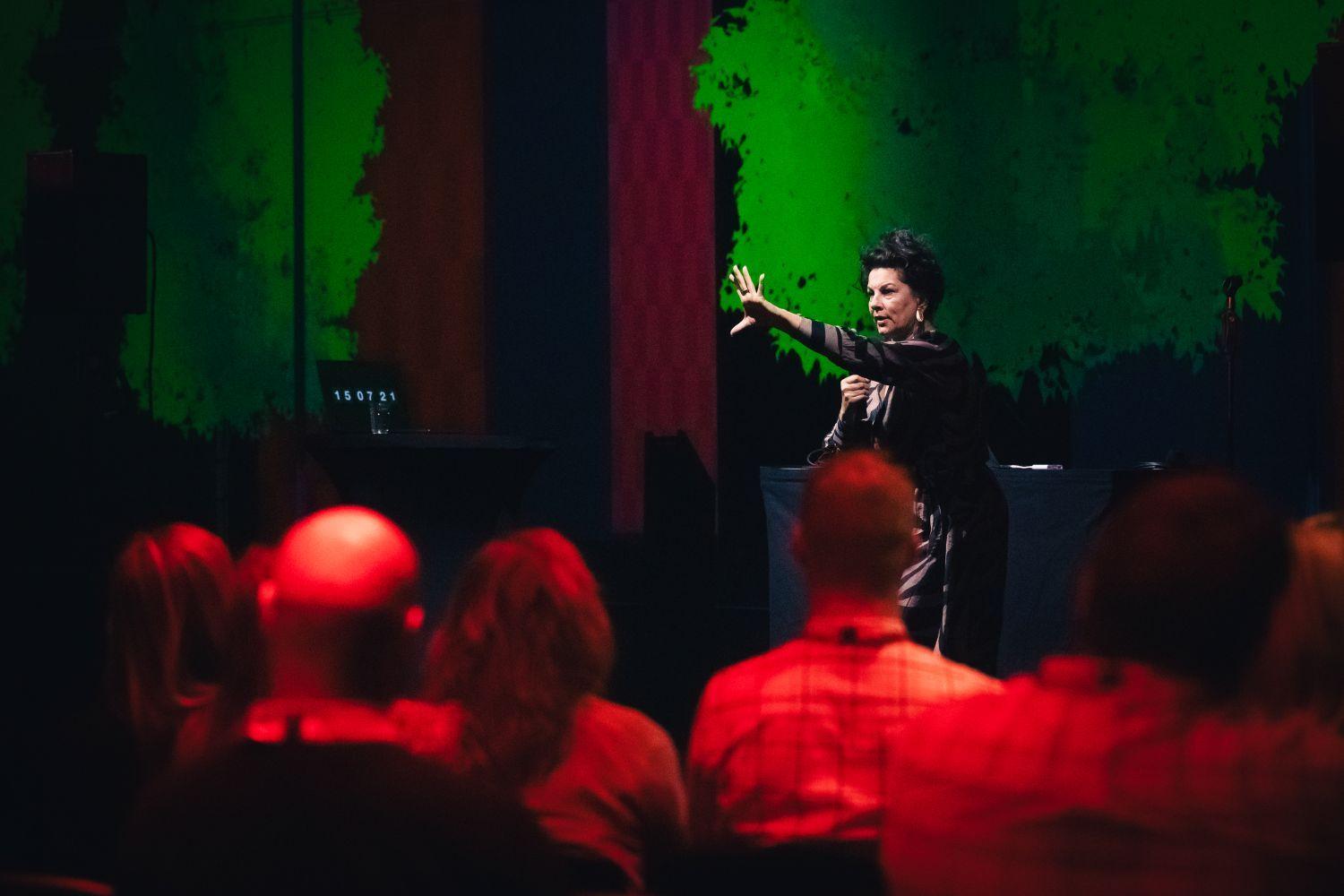 Satu Silvo puhumassa REBL360-tapahtumassa